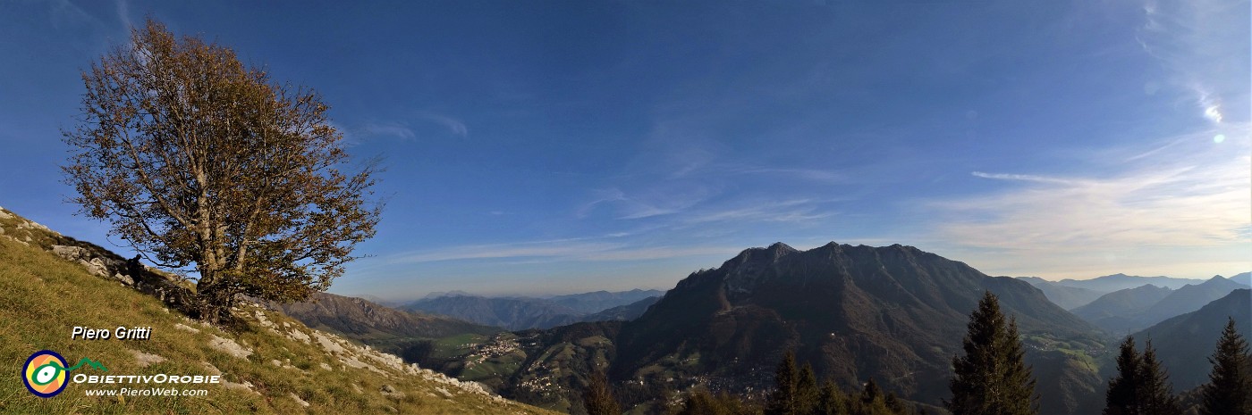 82 Scendendo su pratoni le creste del Chignol d'Arale con bella vista in Alben vista panoramica.jpg